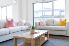Spacious 3 bed apartment near airport with parking, Sydney